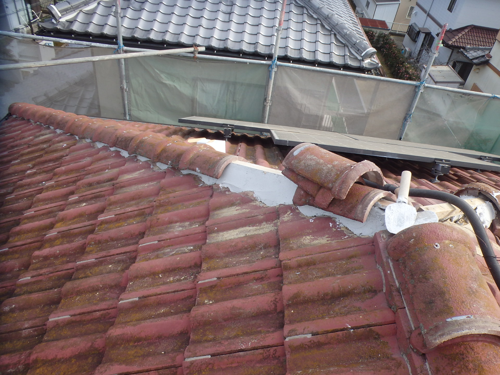 四日市市のモニエル瓦のお宅、棟瓦の取り直し工事、棟瓦設置状況２