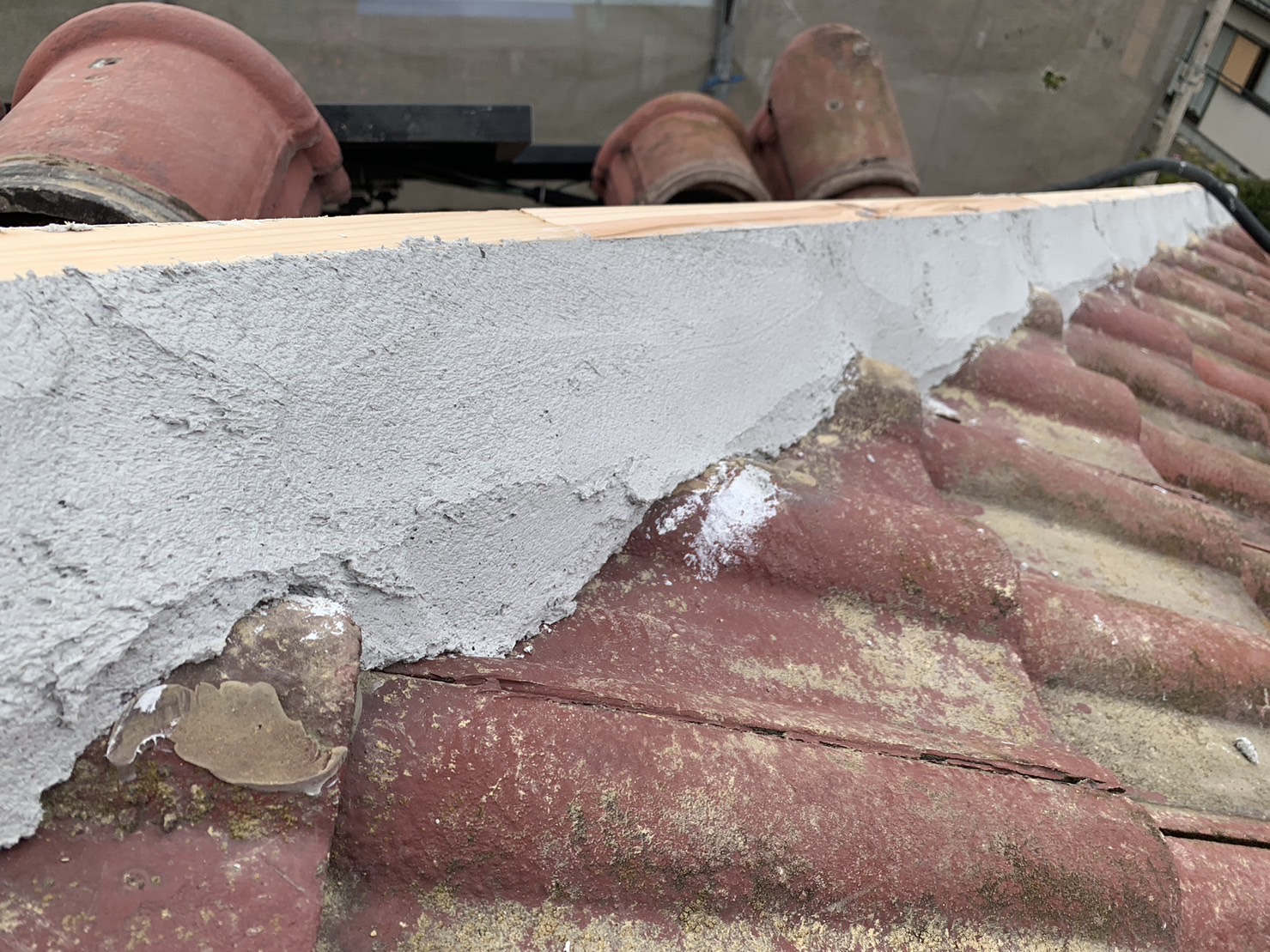 四日市市のモニエル瓦のお宅、棟瓦の取り直し工事、漆喰詰め直し