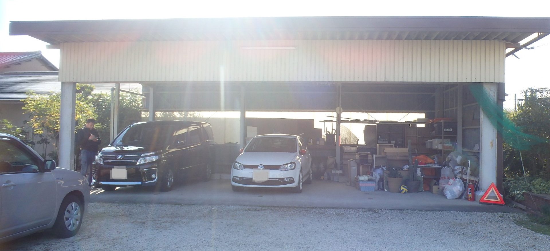 四日市市の古い鉄骨車庫全景