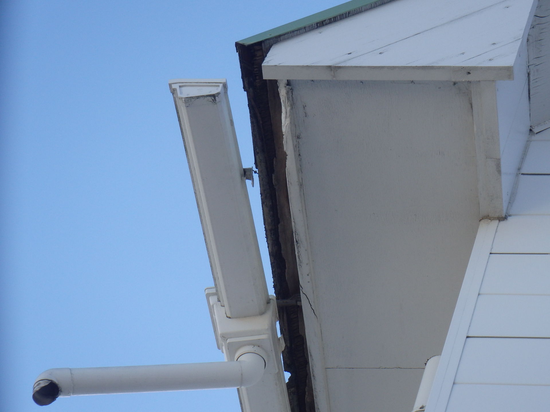 四日市市で落雪により雨樋が破損した状況２