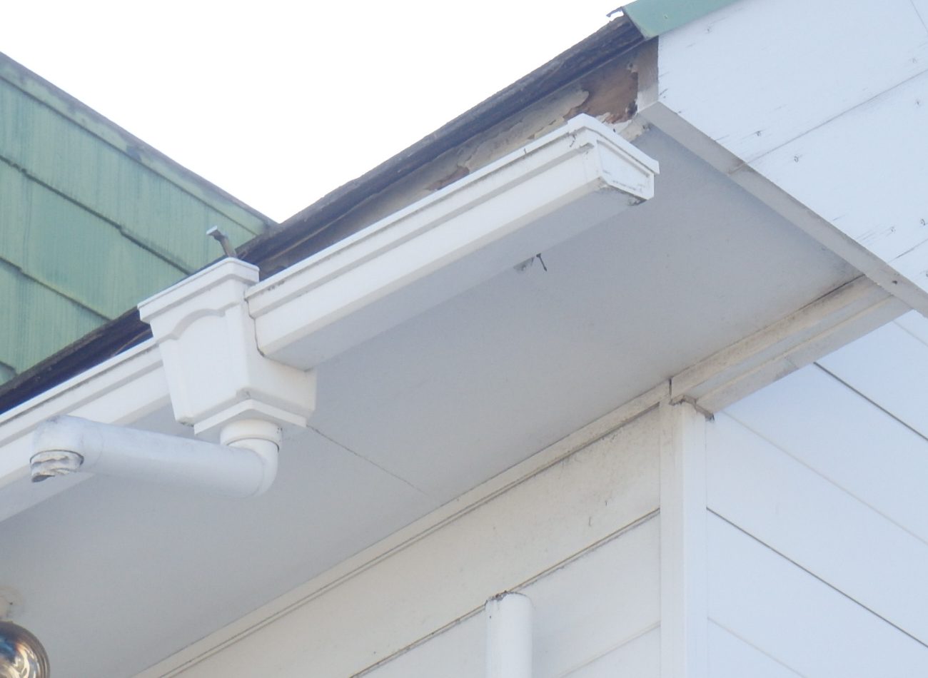 四日市市で落雪により雨樋が破損した状況拡大