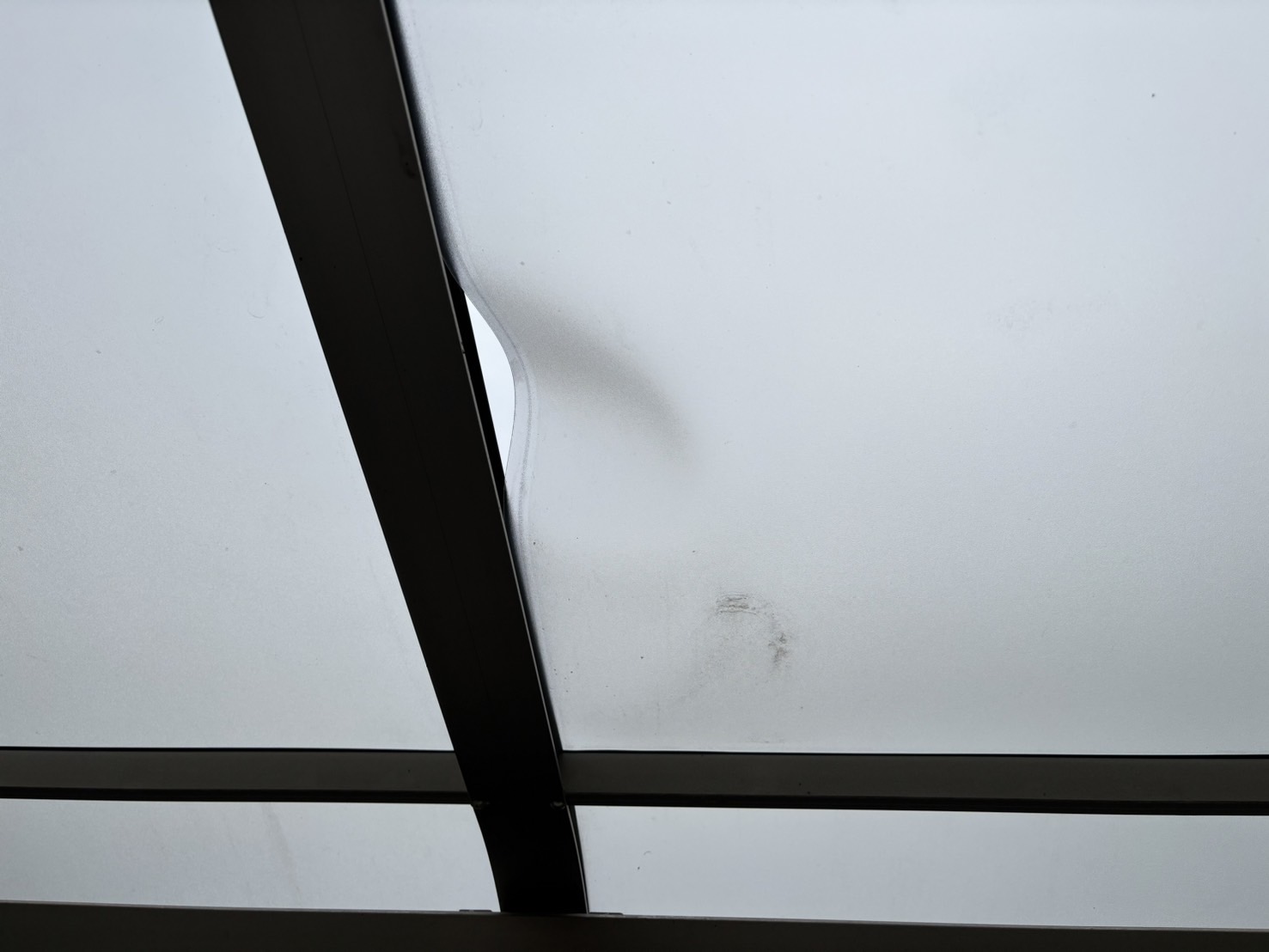 朝日町の雪の落雪で変形破損したテラス屋根2