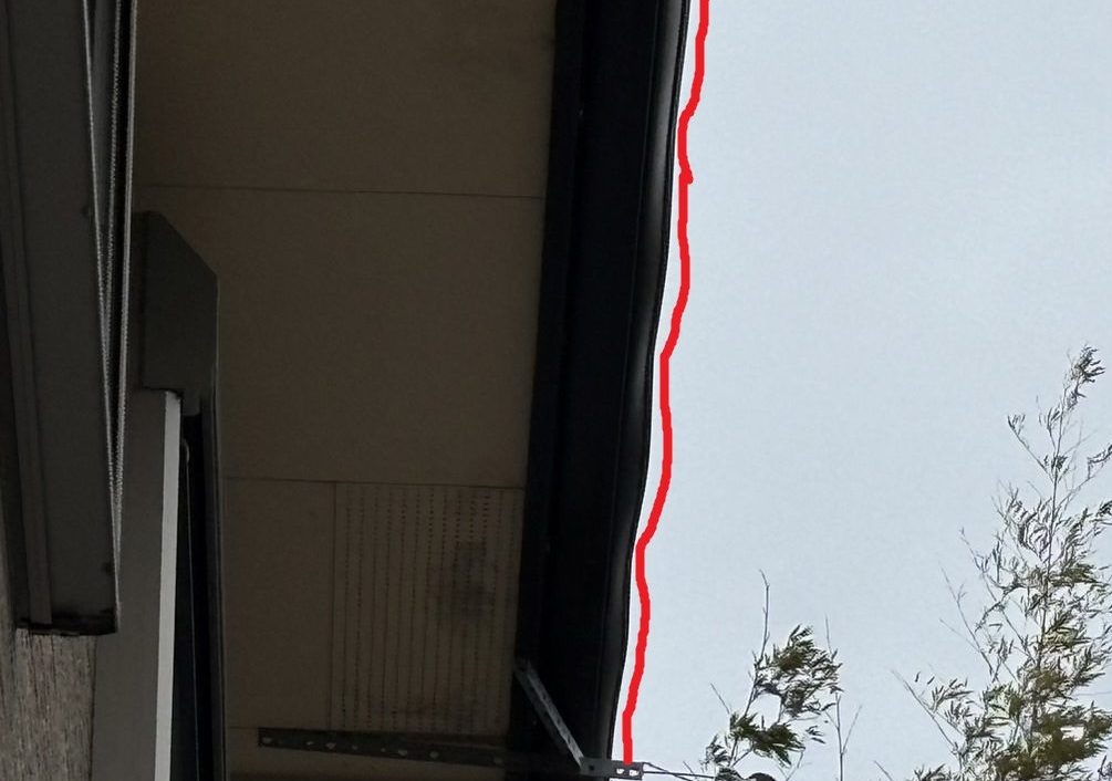 朝日町にて雪により変形した雨樋