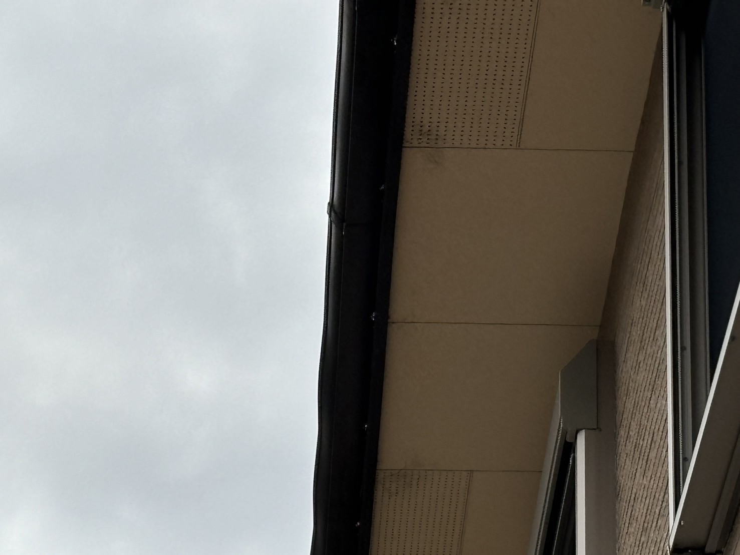 朝日町にて雪により変形した雨樋