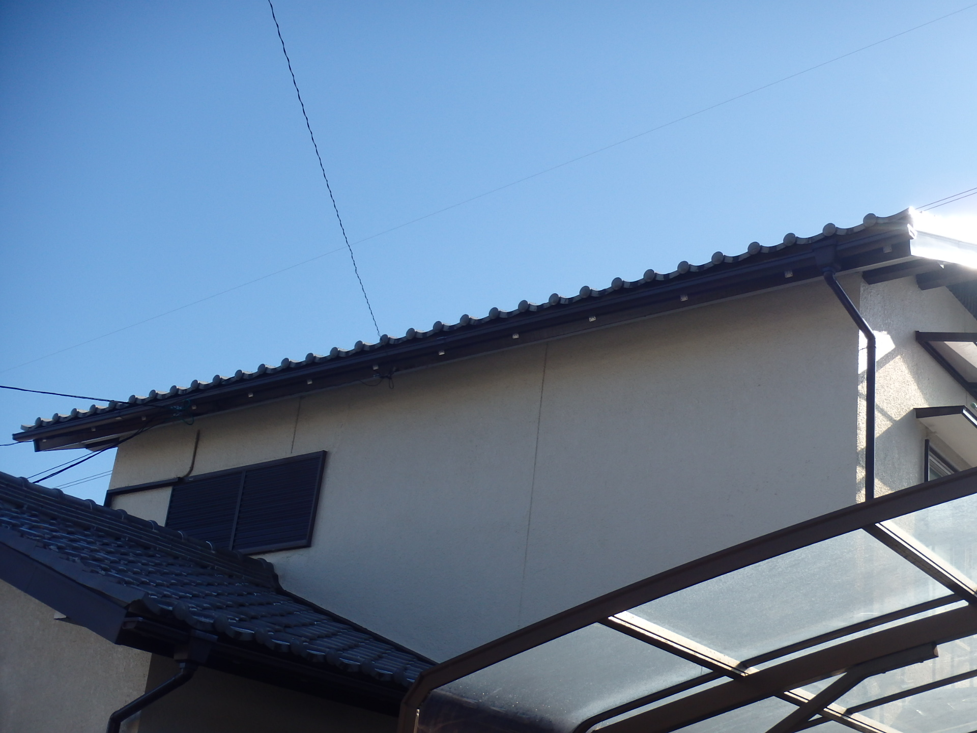 四日市市の二階の瓦屋根に雪止め金具設置する枚数確認