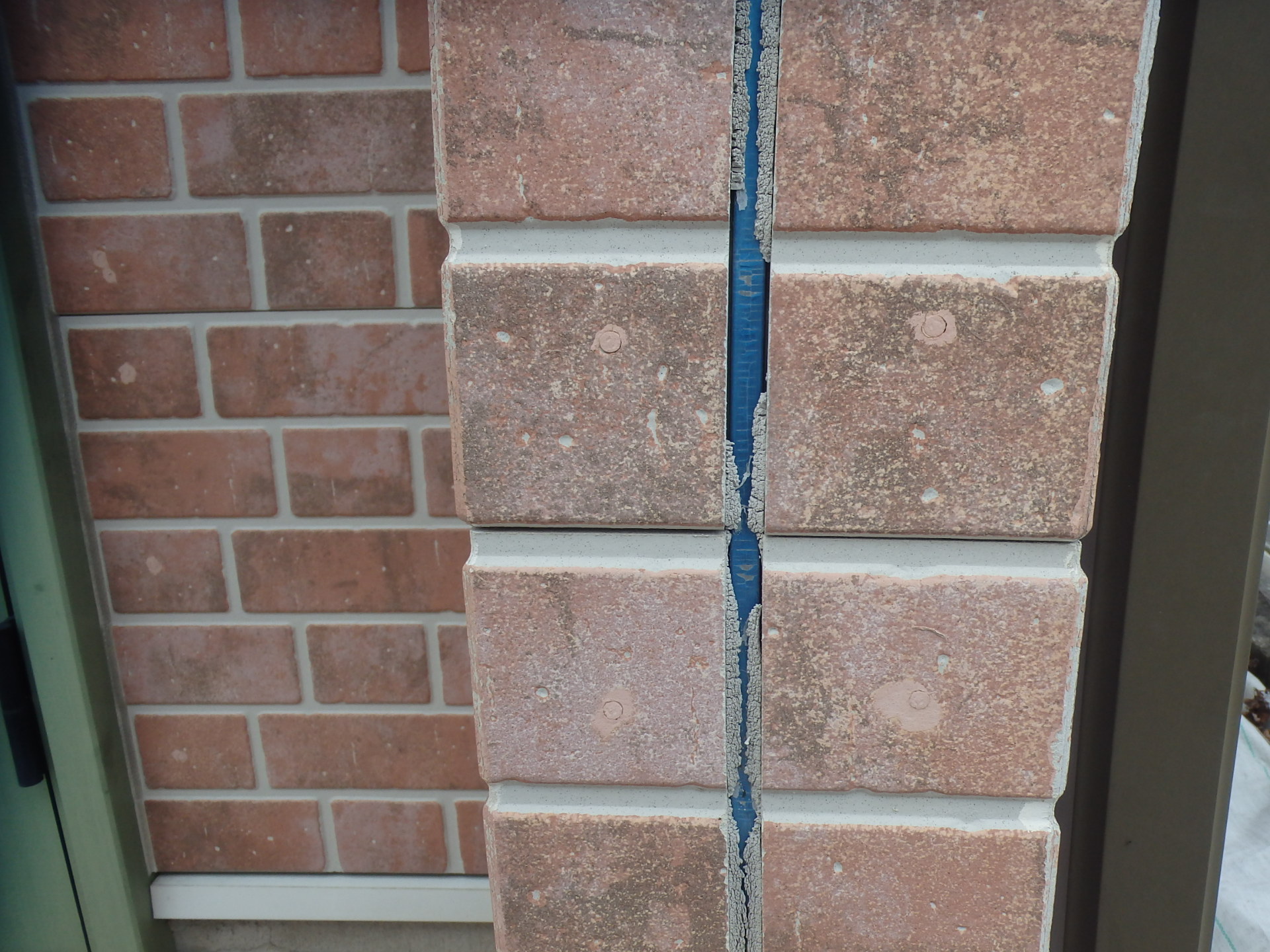 四日市市の外壁目地シーリング劣化状況２