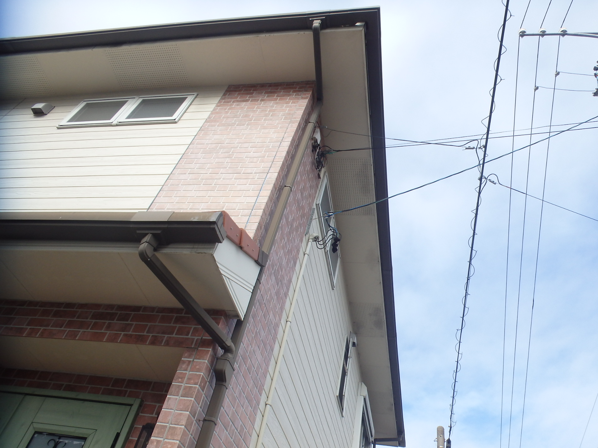 四日市市にて落雪が原因でない雨樋の不具合