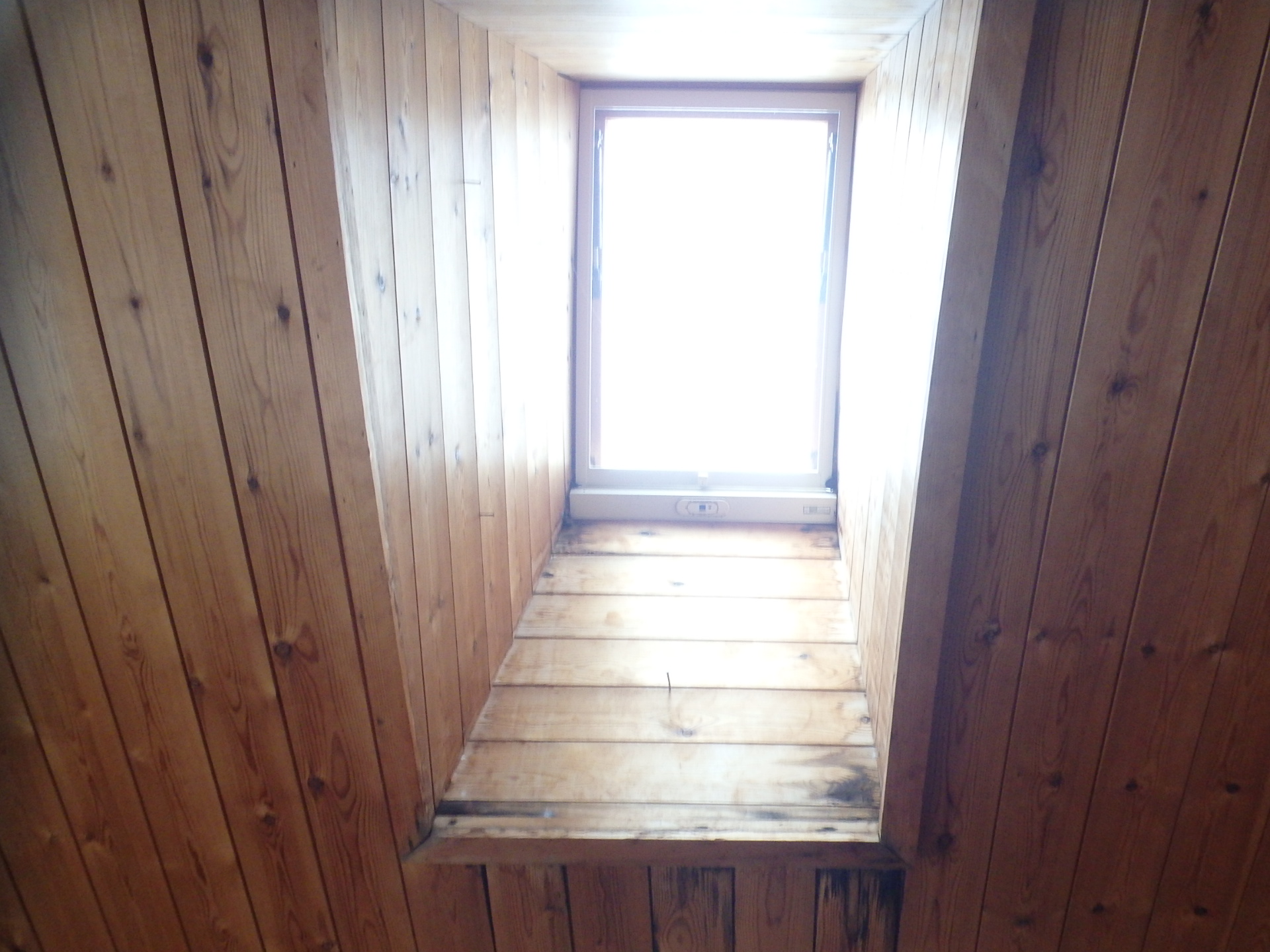 四日市市三滝台のログハウス天窓トップライトから雨漏りした状況