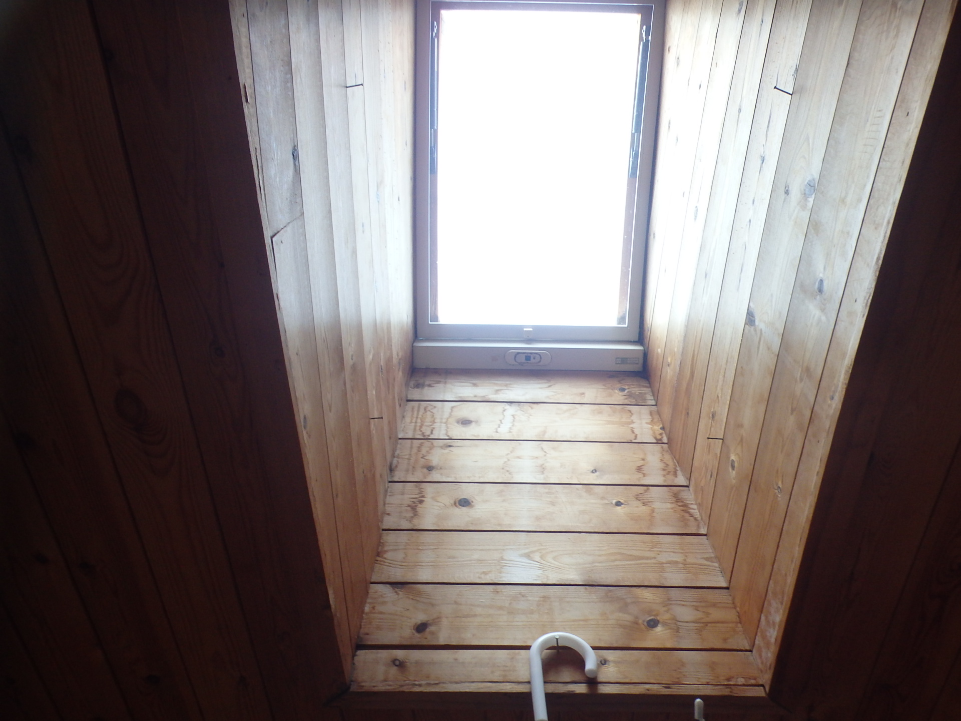 四日市市三滝台のログハウス天窓トップライトから雨漏りした状況２