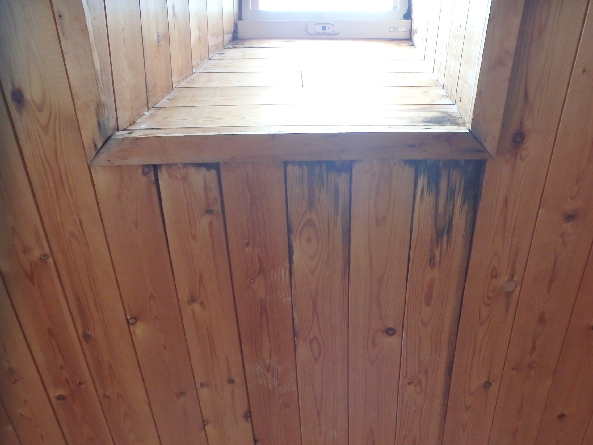 四日市市三滝台のログハウス天窓トップライトからの雨漏りで、木が腐食