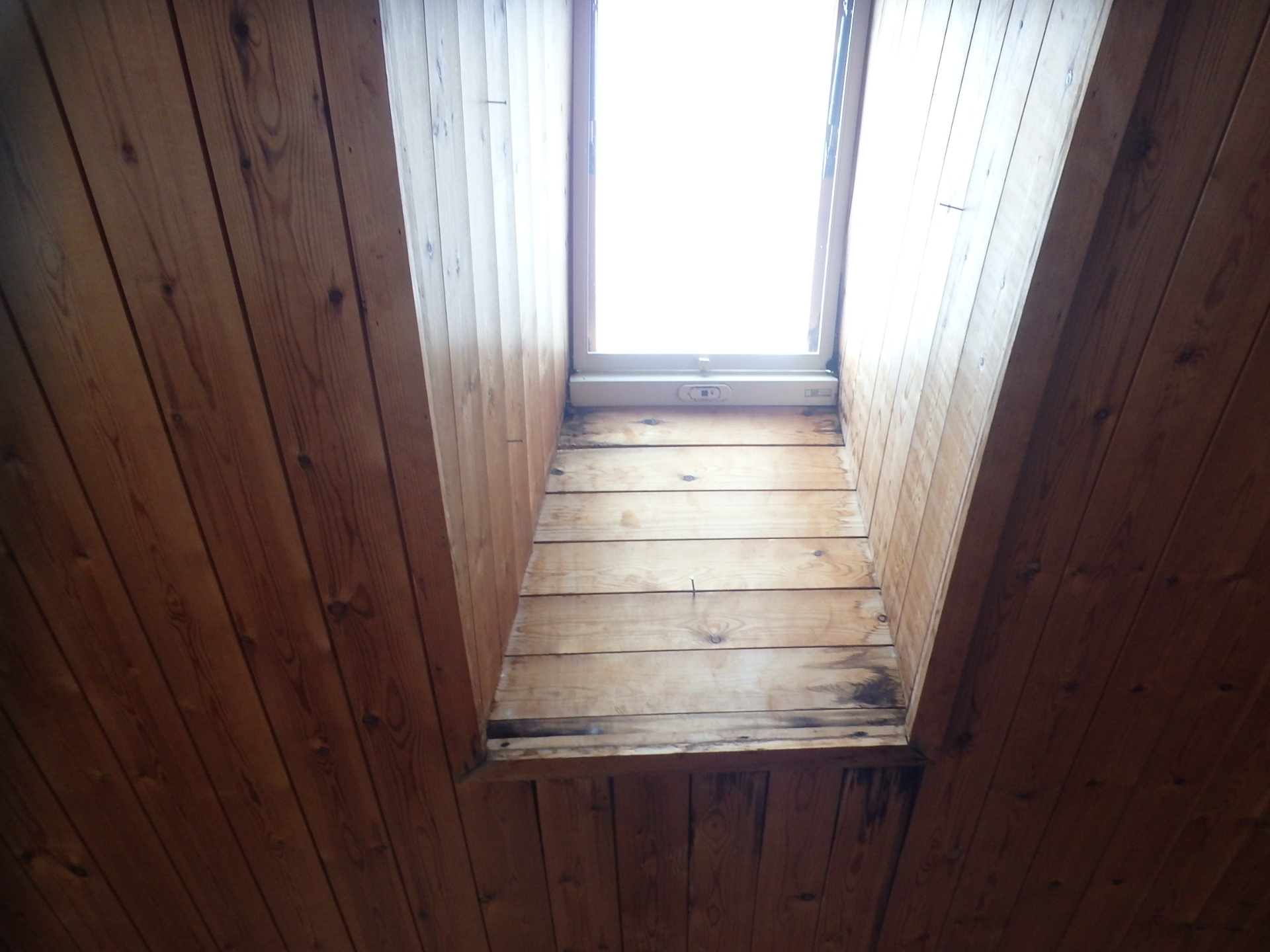 四日市市三滝台のログハウス天窓トップライトからの雨漏り状況