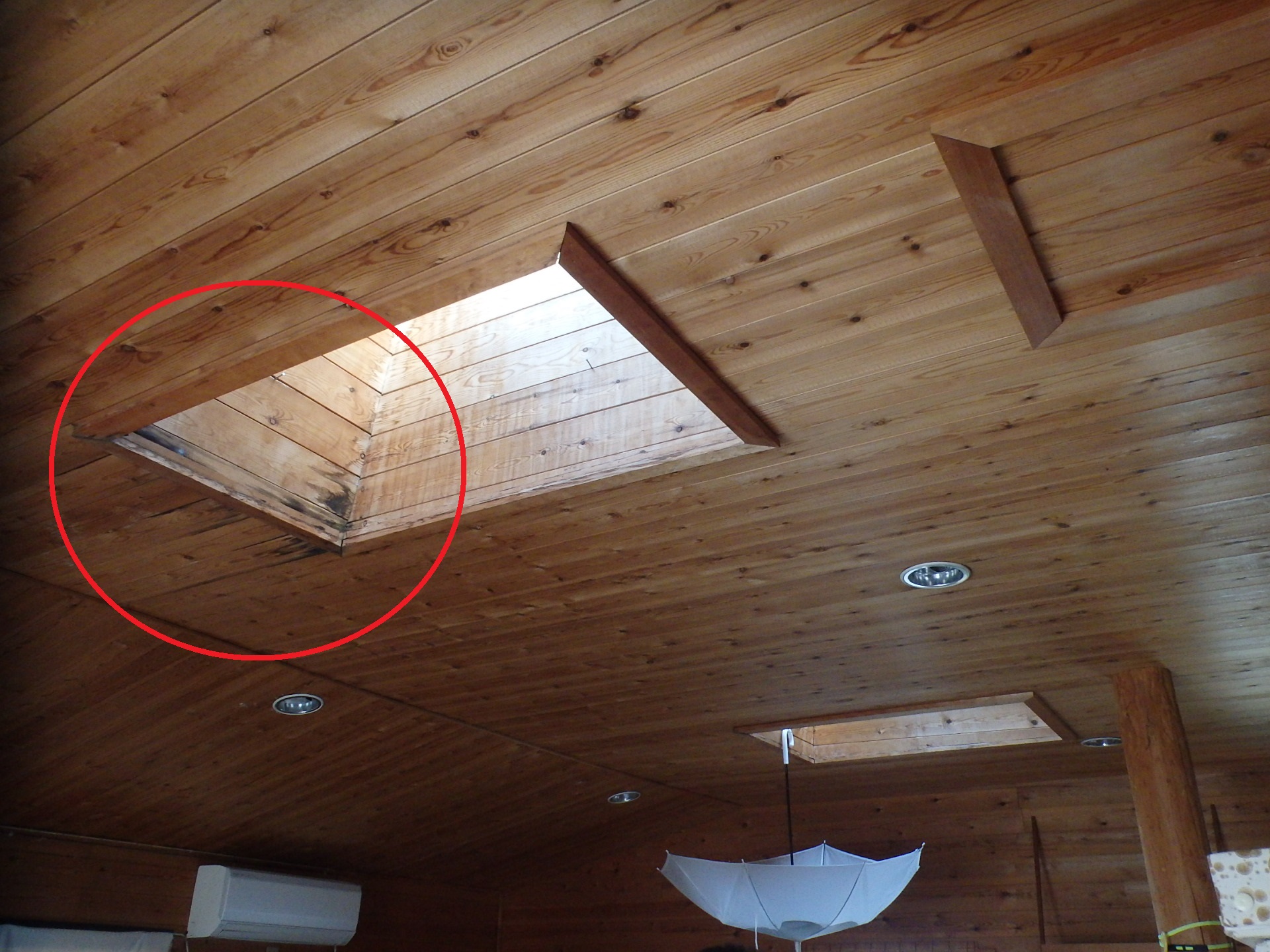 四日市市三滝台のログハウス天窓トップライトから雨漏り