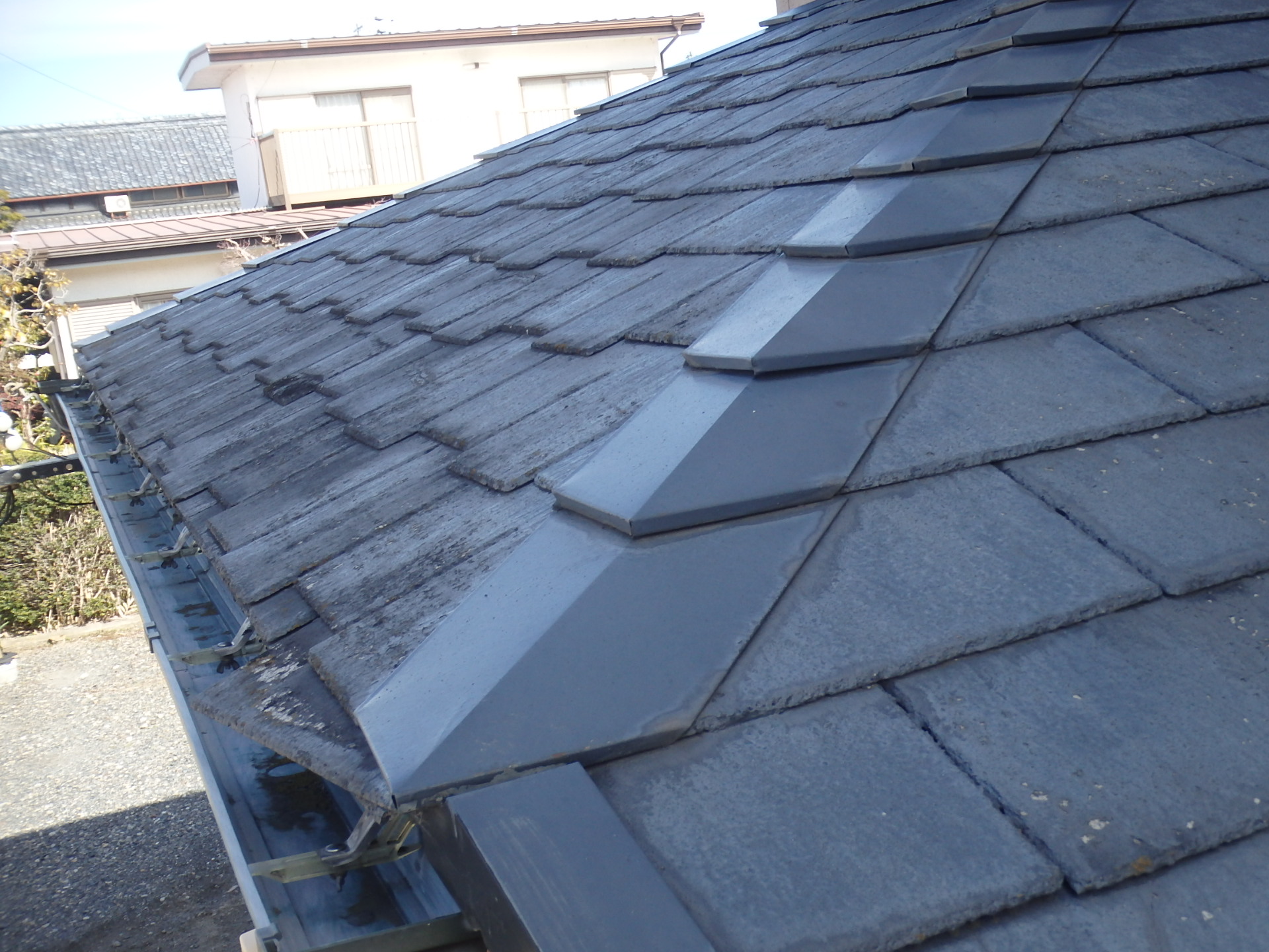 鈴鹿市にて廃番になった屋根材クボタのアーバニー劣化軒先のズレ