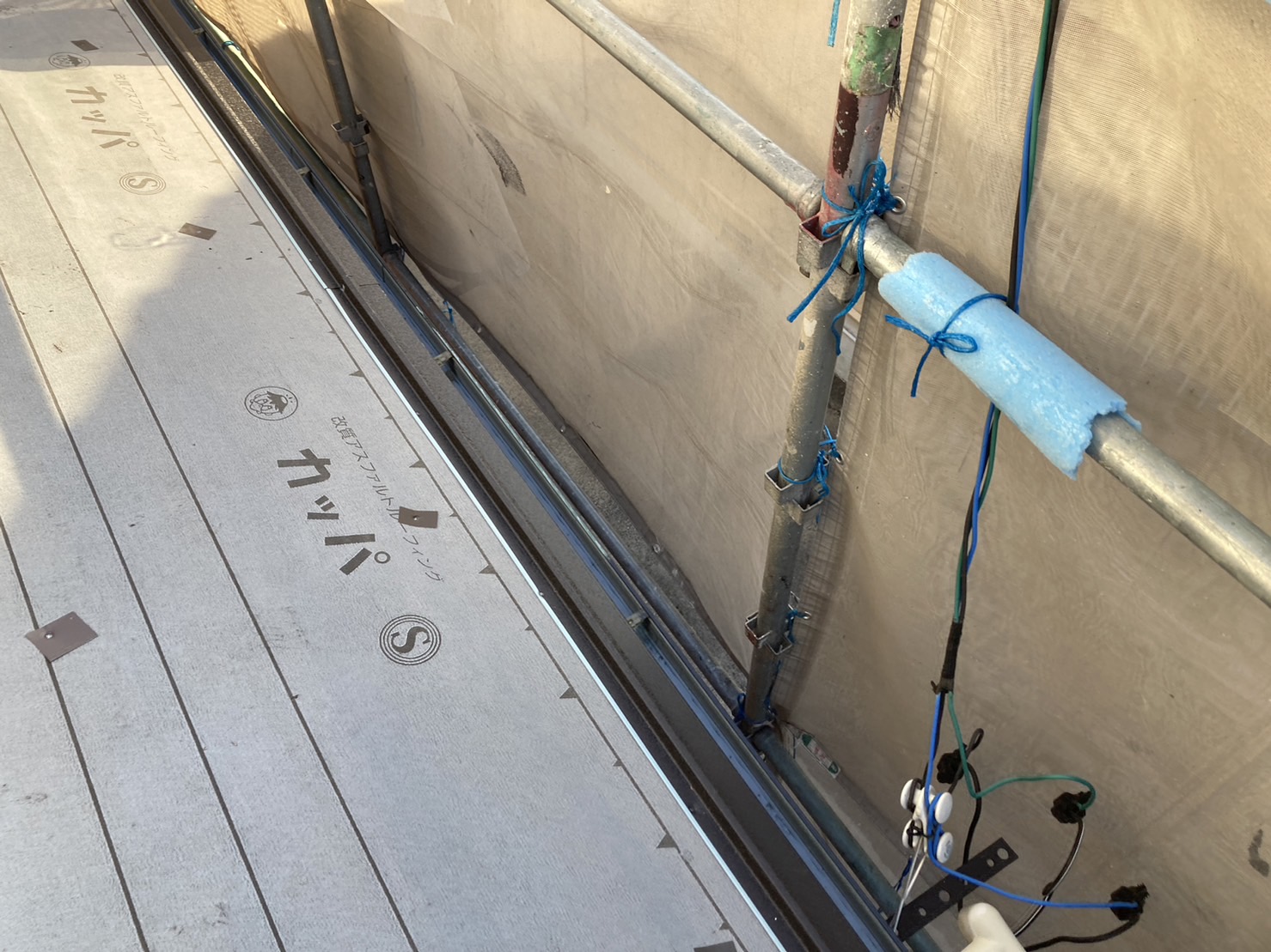 鈴鹿市、カバー工法の施工風景、軒先役物取付け