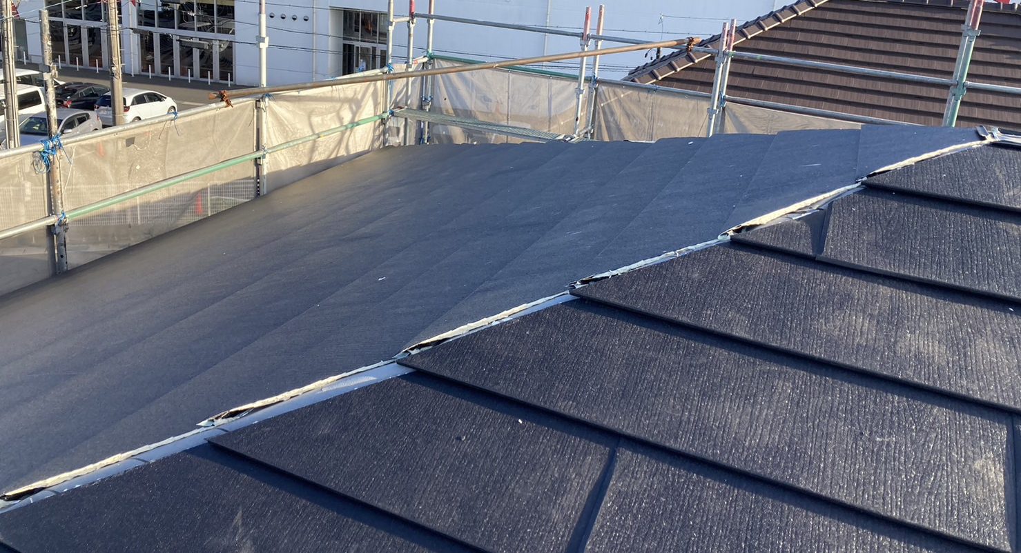 鈴鹿市、カバー工法の施工風景、スーパーガルテクトを葺いた状況2
