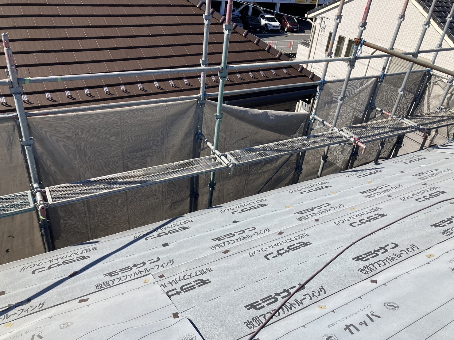 鈴鹿市、カバー工法の施工風景、防水紙敷設