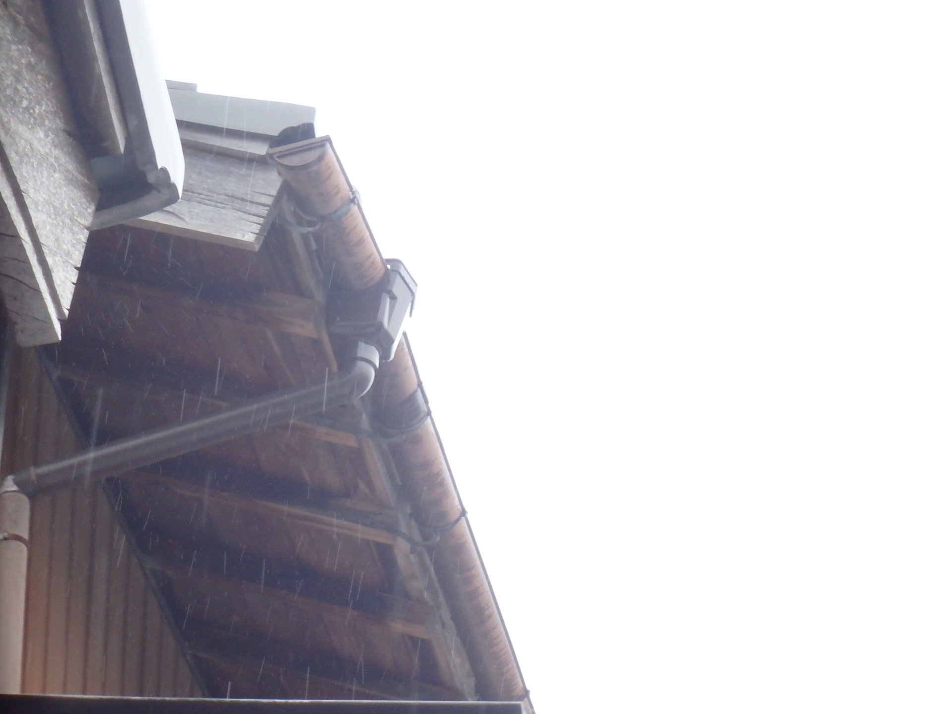 四日市市大矢知町、二階雨樋の経年劣化歪んでいる画像