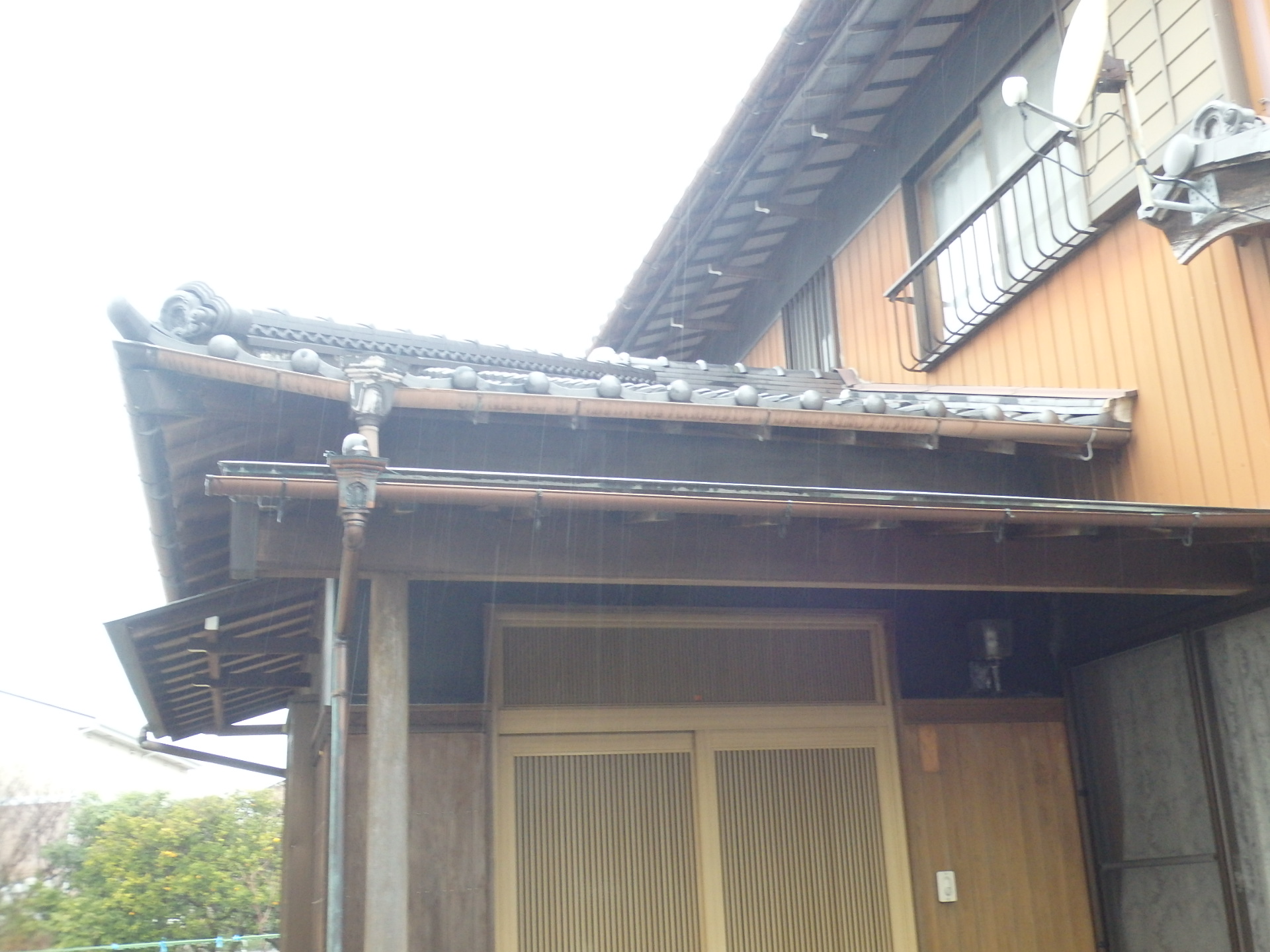 四日市市大矢知町、雨といの機能していない状況