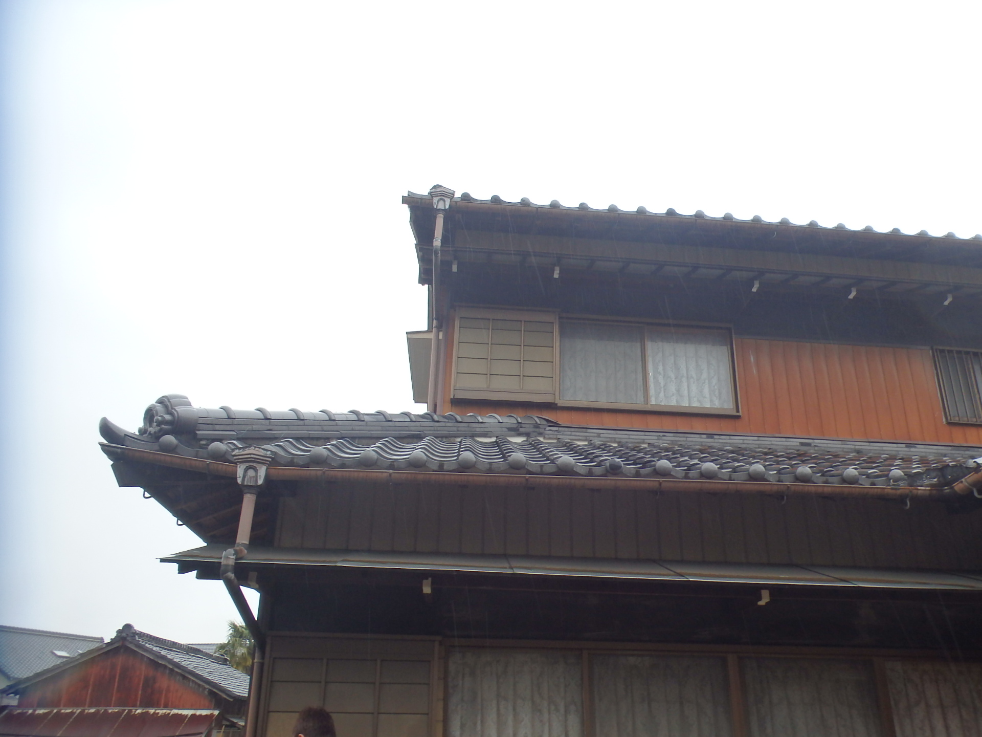 四日市市大矢知町の雨樋劣化、二階雨樋は足場設置