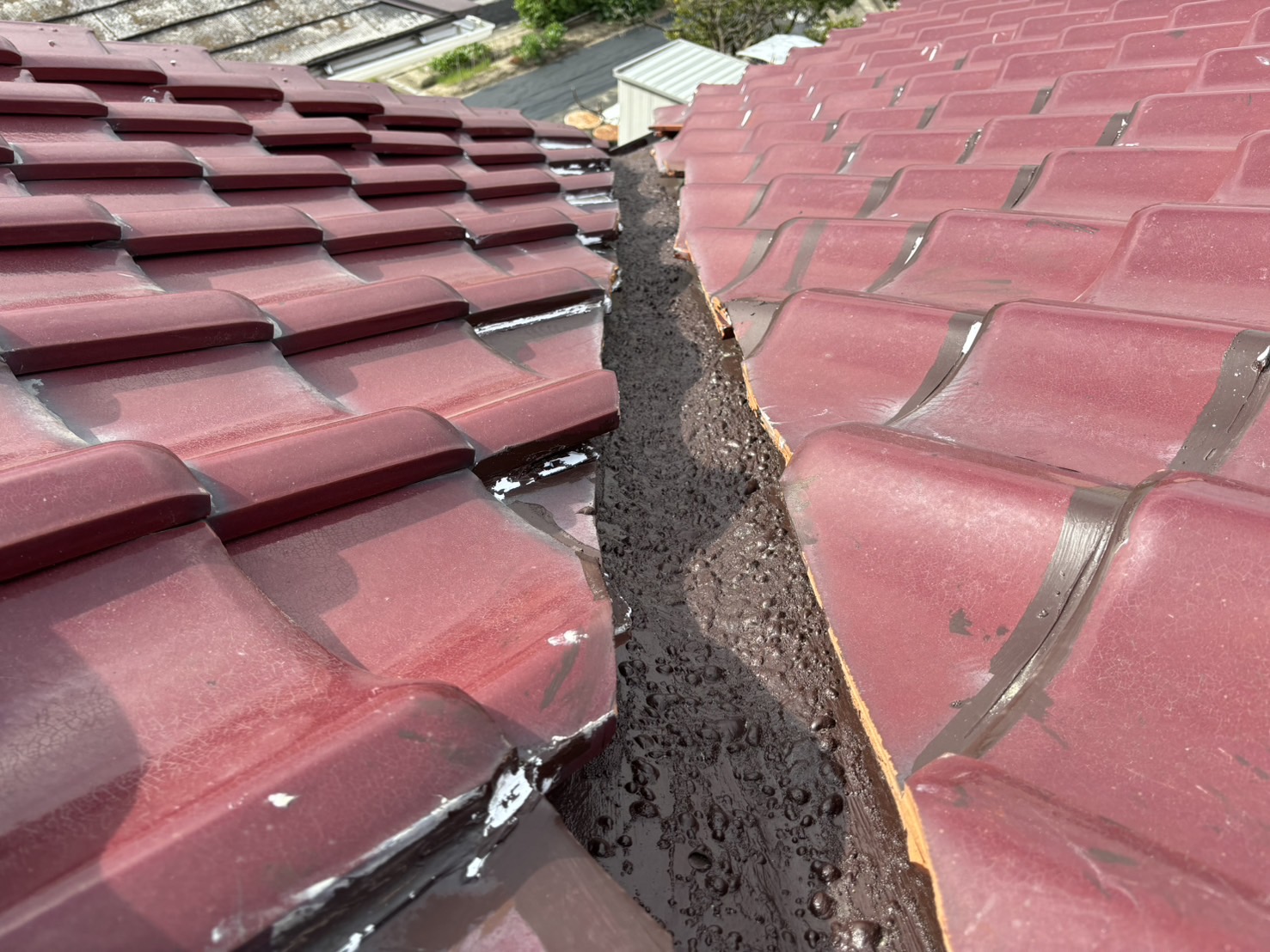 塩浜の瓦屋根、谷樋板金塗装がボコボコ状態