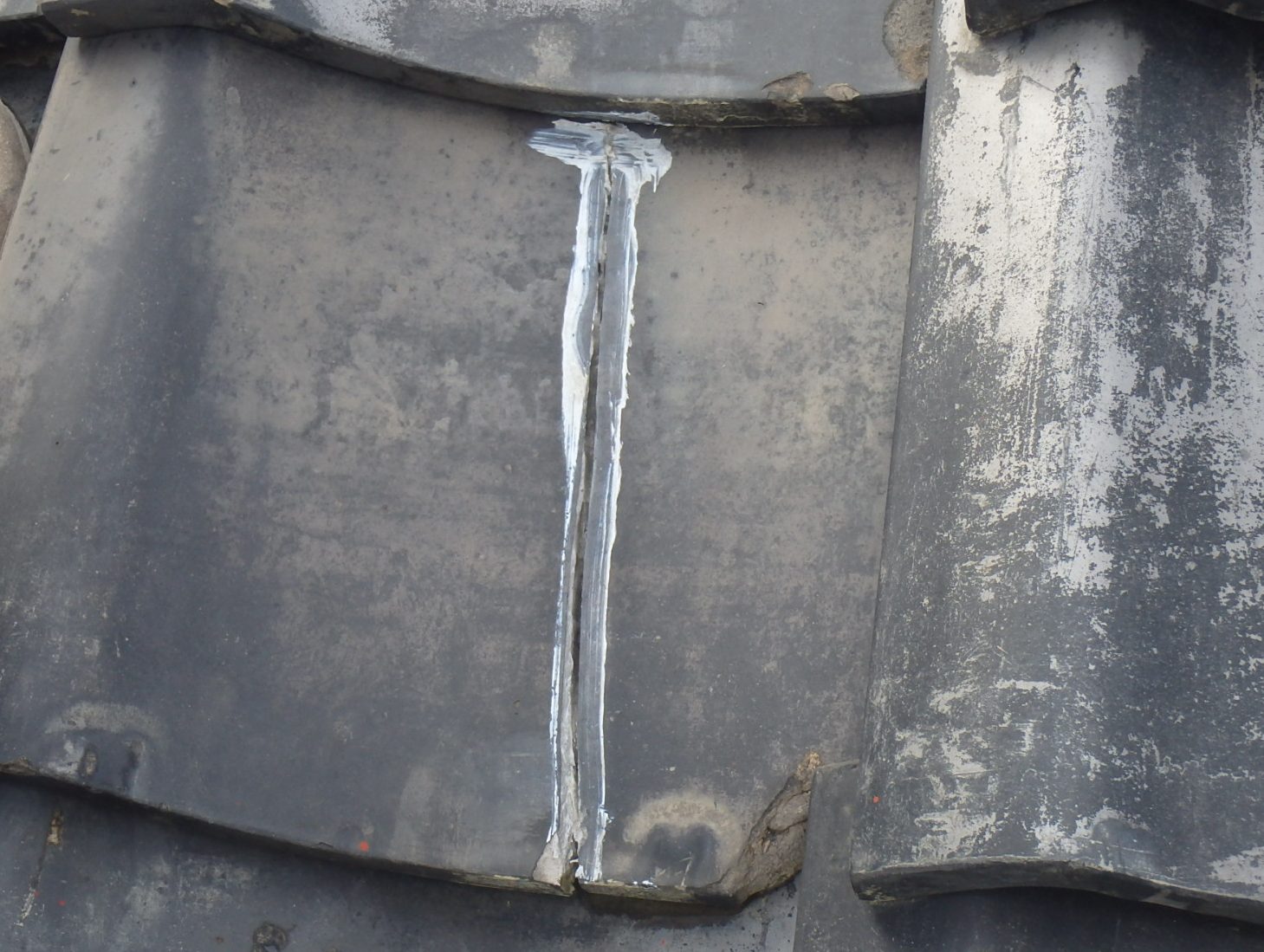 桑名市の瓦屋根、瓦の寿命を迎え多数に割れがある状態