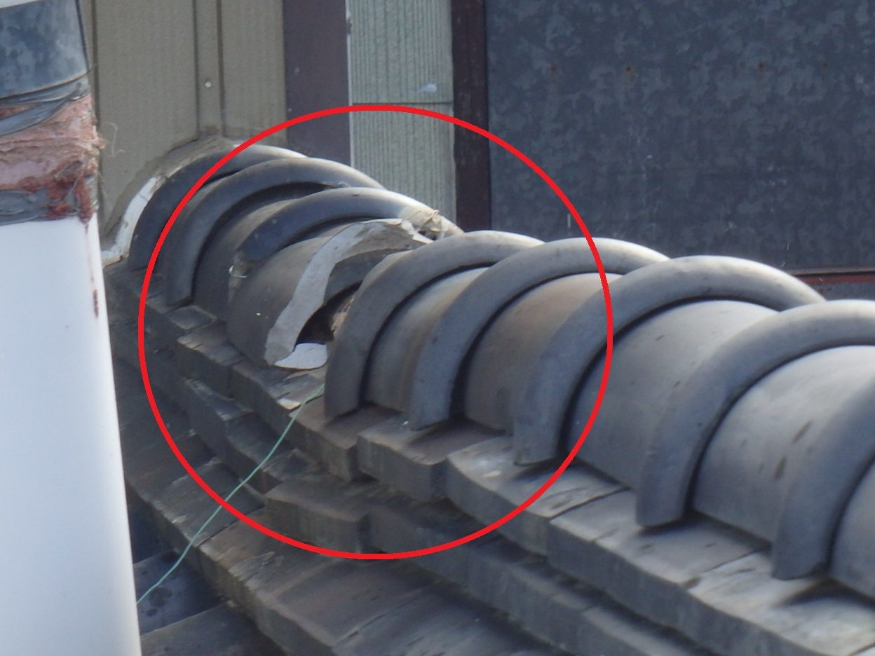 桑名市の瓦屋根、軒瓦が落ちての棟瓦に当たり割れている状況