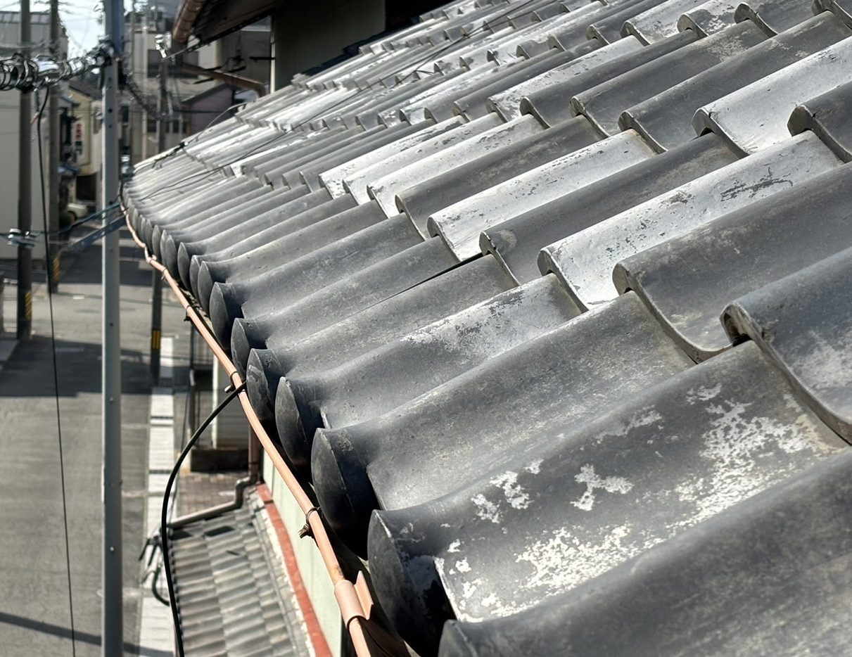 桑名市の古民家瓦屋根、軒瓦が波打っている状況