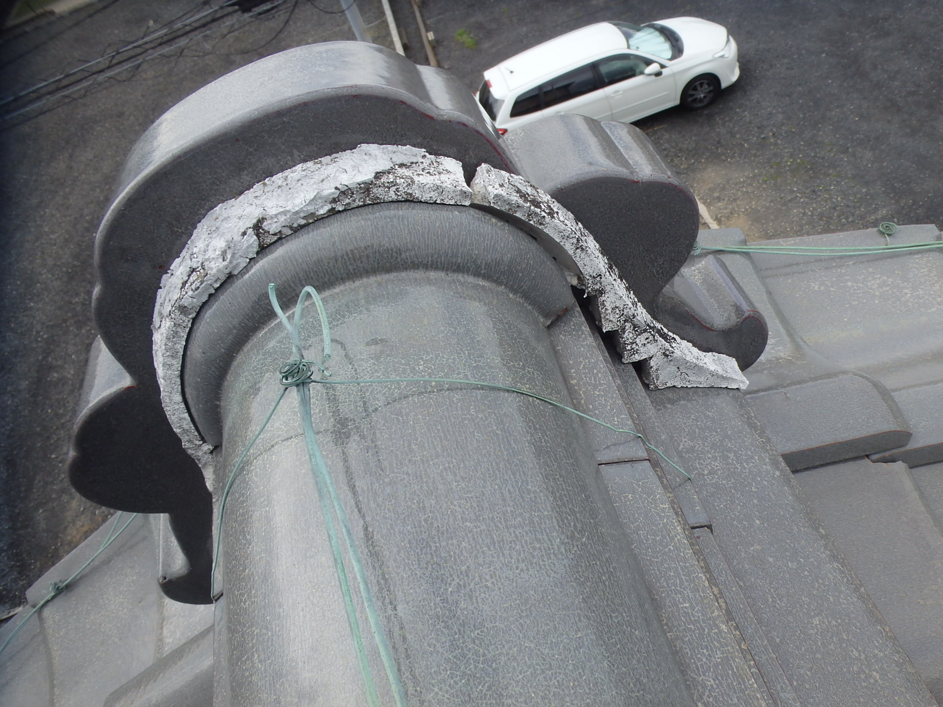 棟瓦の端部鬼瓦の漆喰劣化で割れた状況