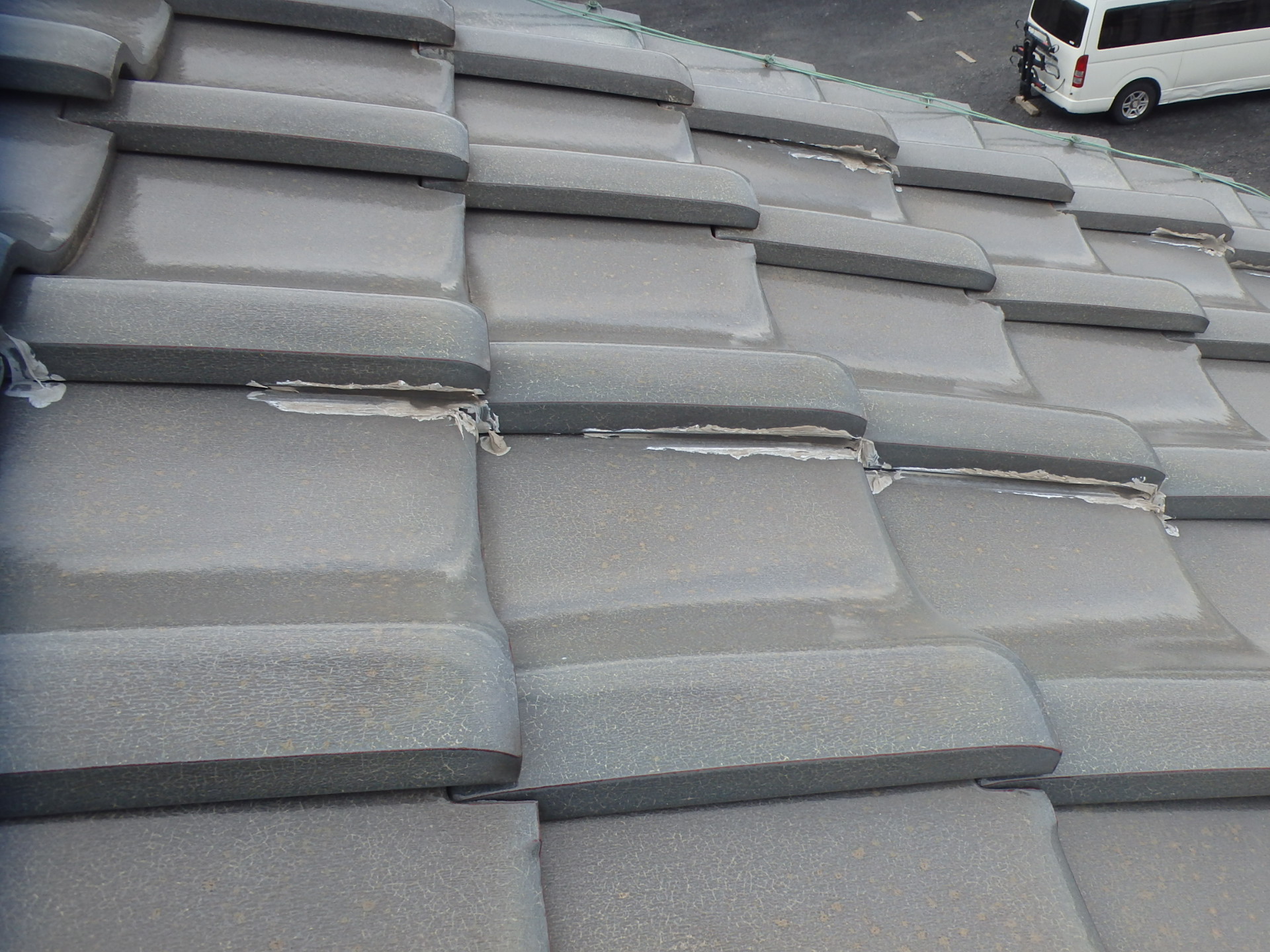 鈴鹿市の瓦屋根、瓦のずれとコーキング補修状況