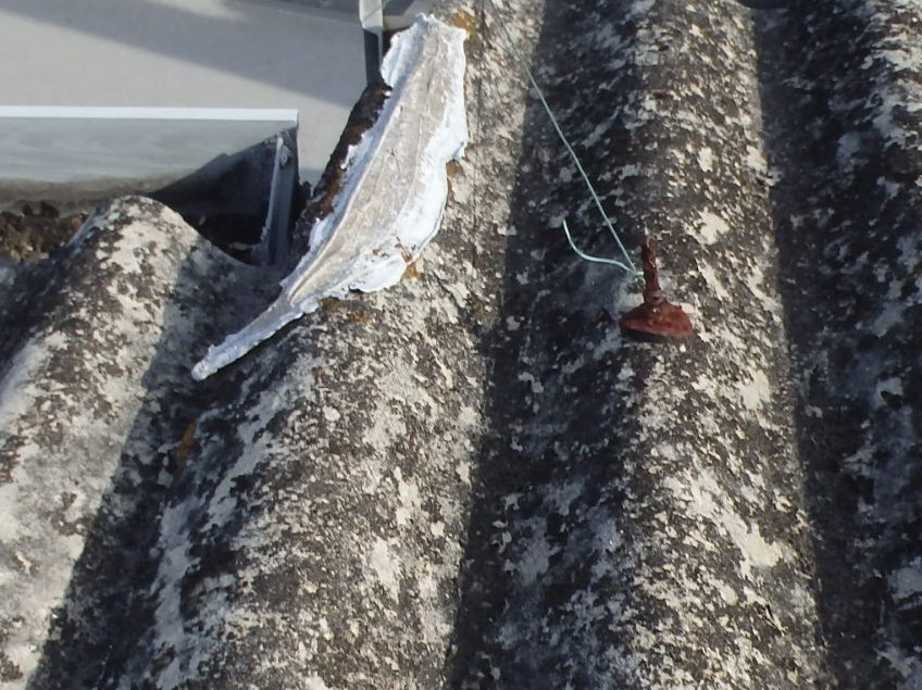 川越町の倉庫、スレート屋根劣化でフックボルトに錆