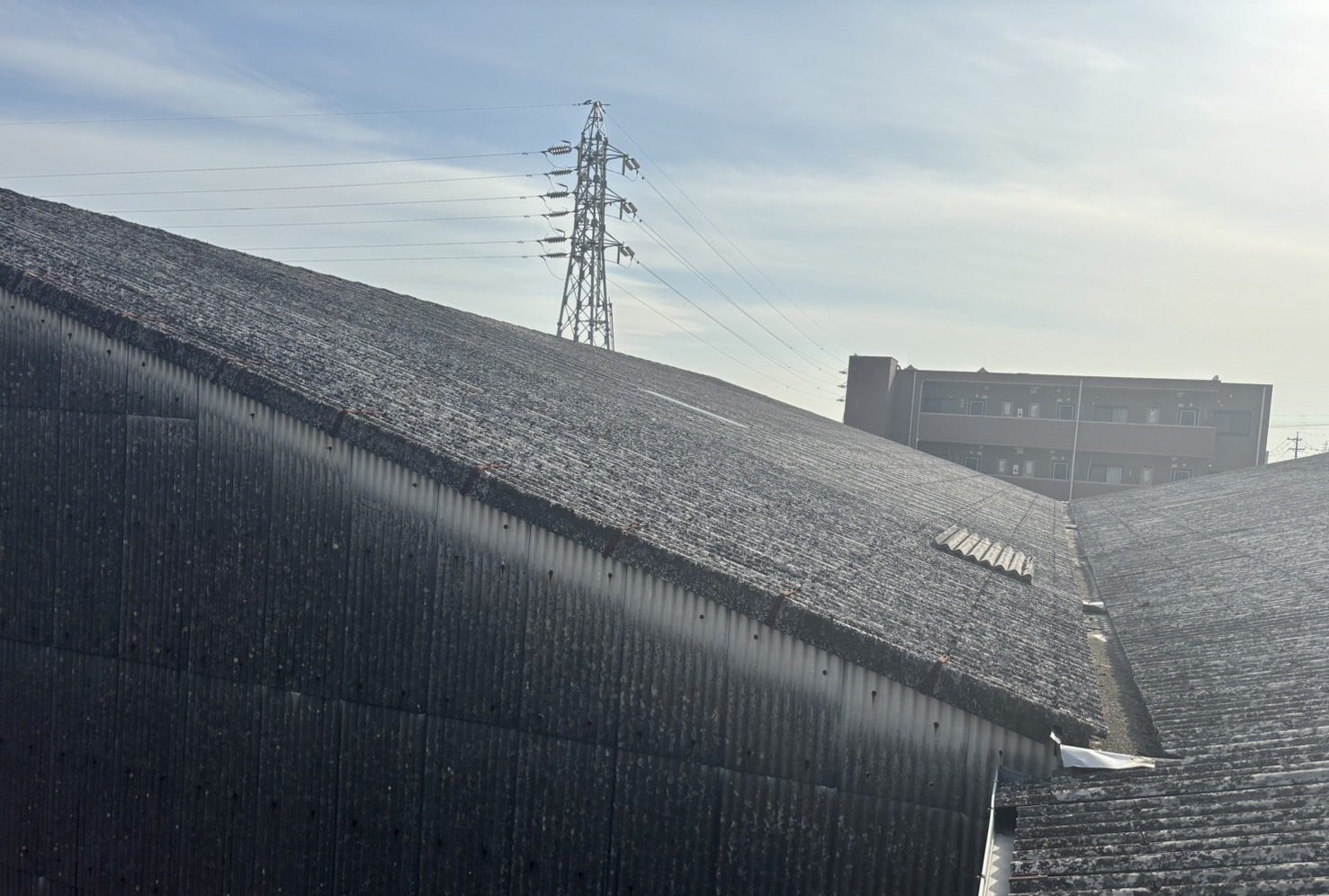 川越町の倉庫、スレート屋根塗装出来ないほど劣化した状況