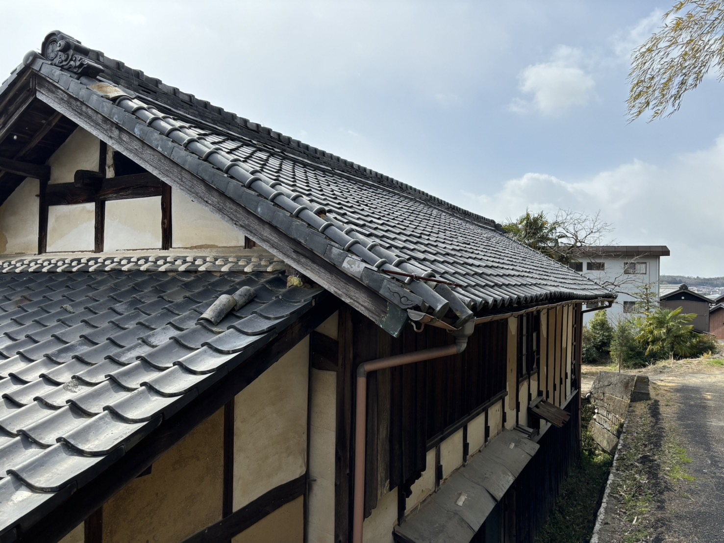 四日市市の古民家、寿命を迎えた瓦屋根の全景