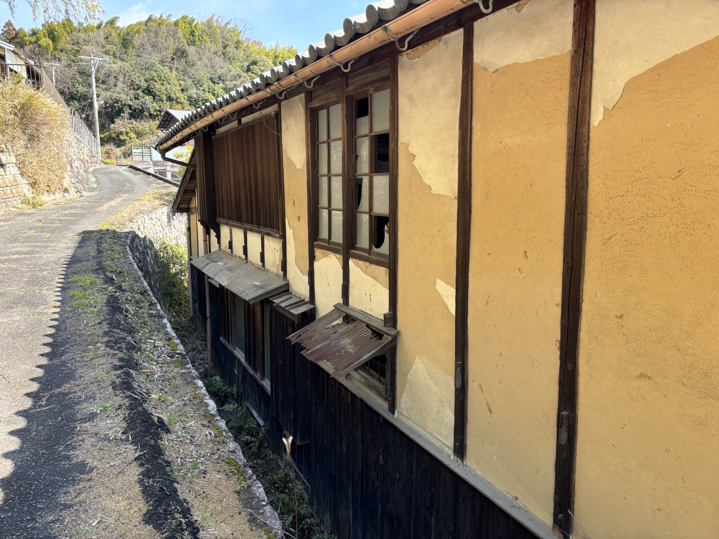 四日市市広末町の古い瓦屋根、土壁の劣化状況