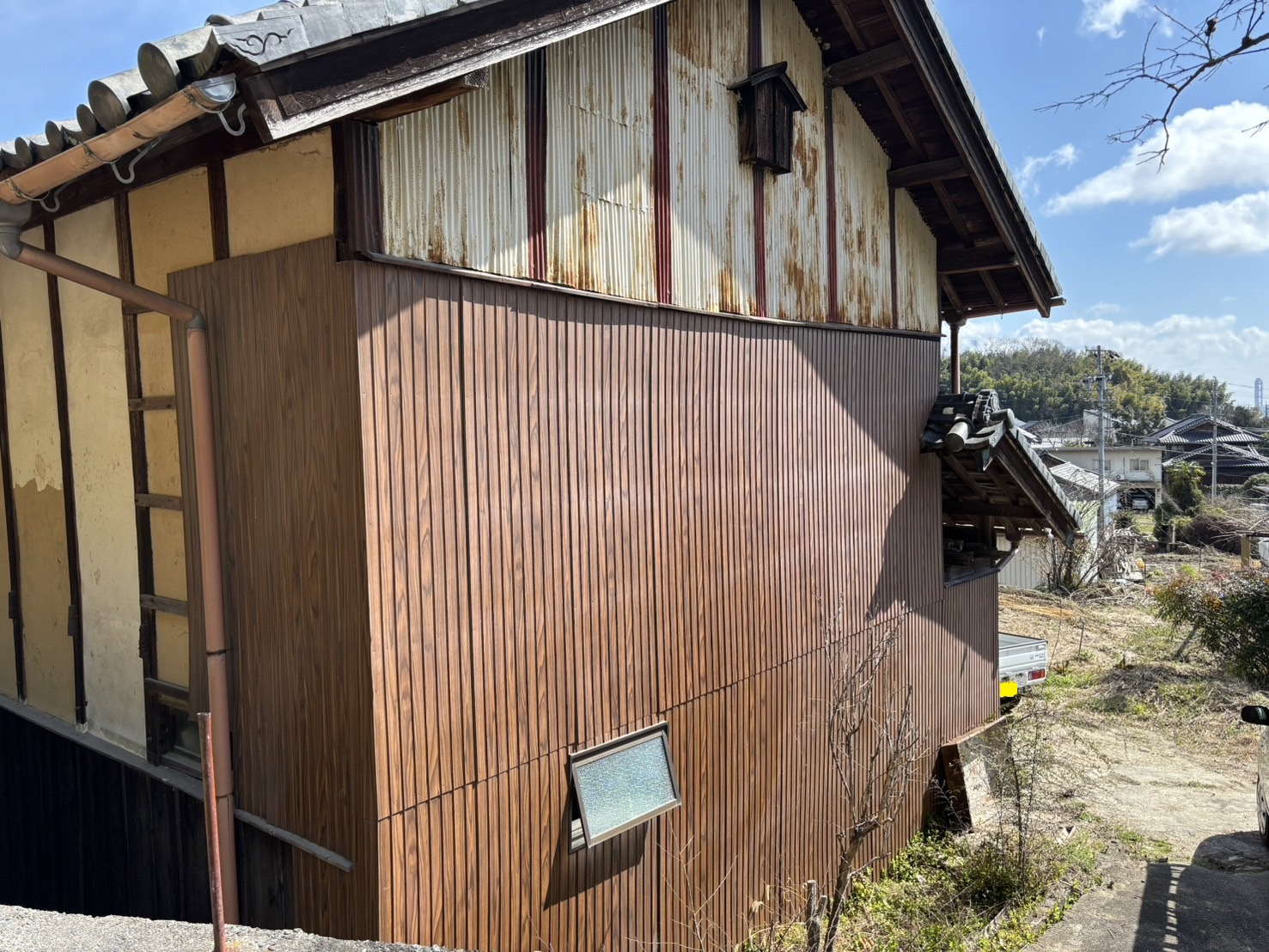 四日市市広末町の古い古民家、外壁の角波板金劣化状況