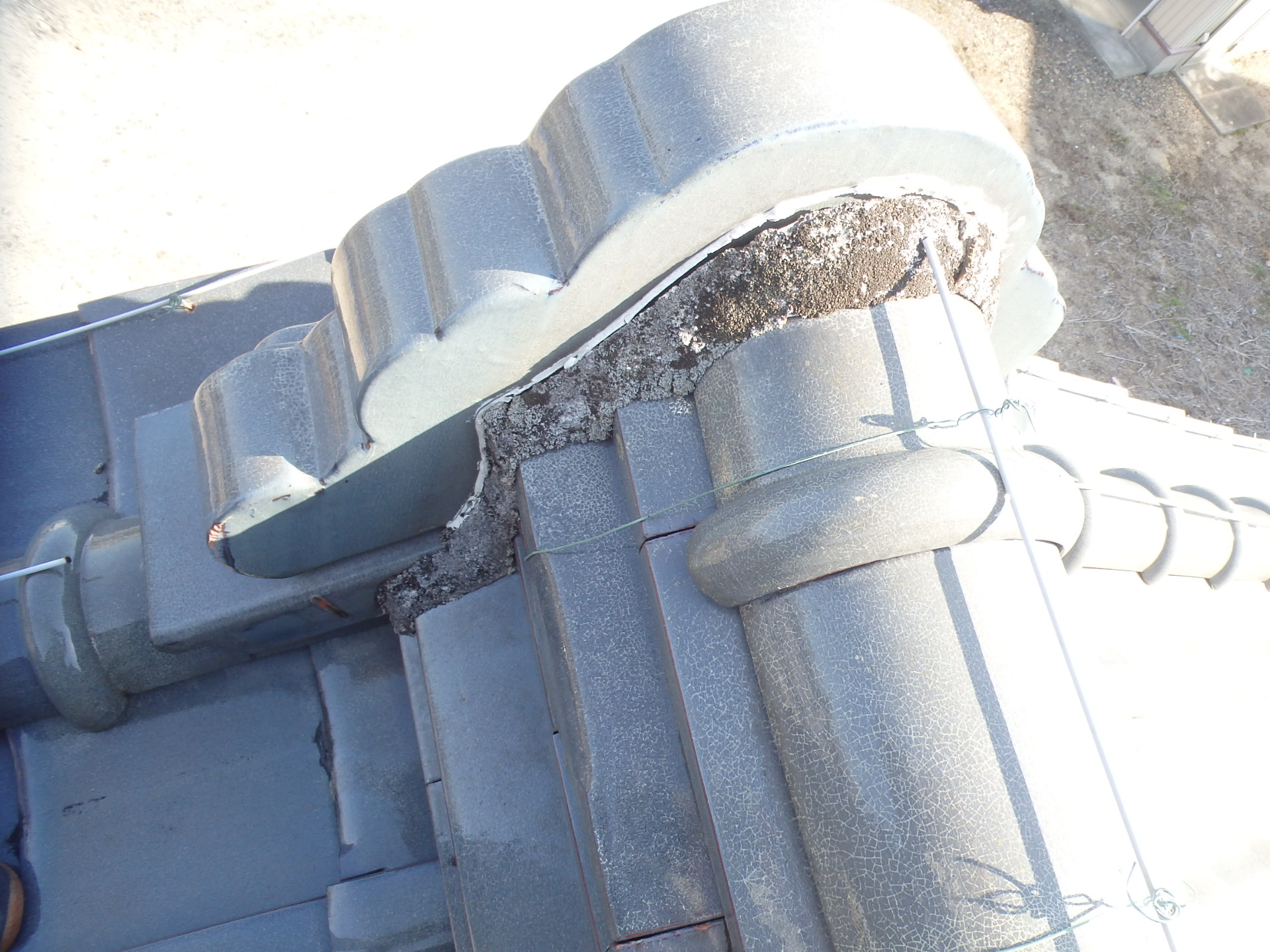 四日市市の下屋瓦屋根の鬼瓦漆喰劣化状況２