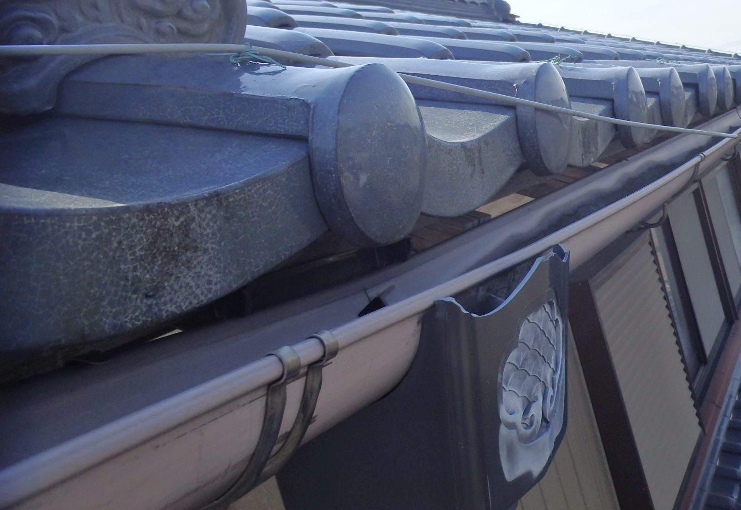 2階屋根の落雪により破損した集水器