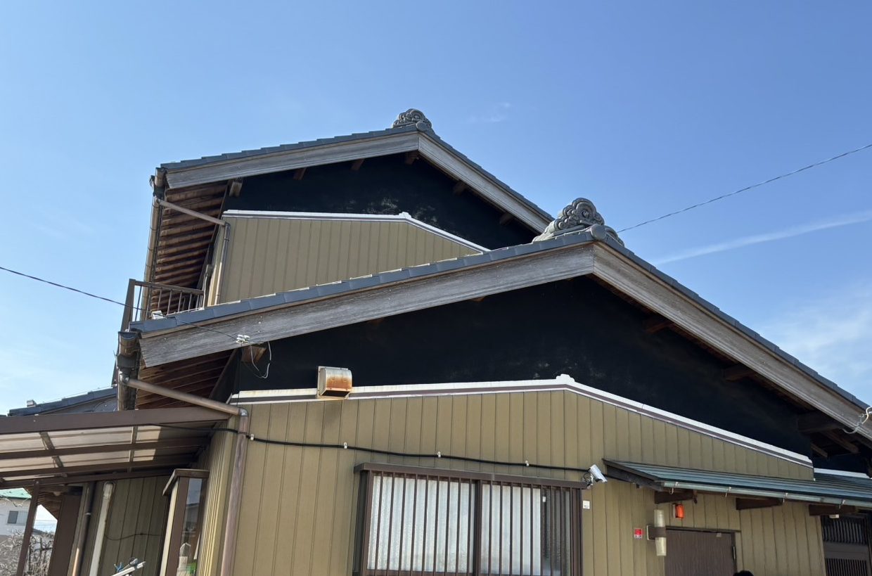 四日市市の雨樋破損と漆喰劣化のお宅