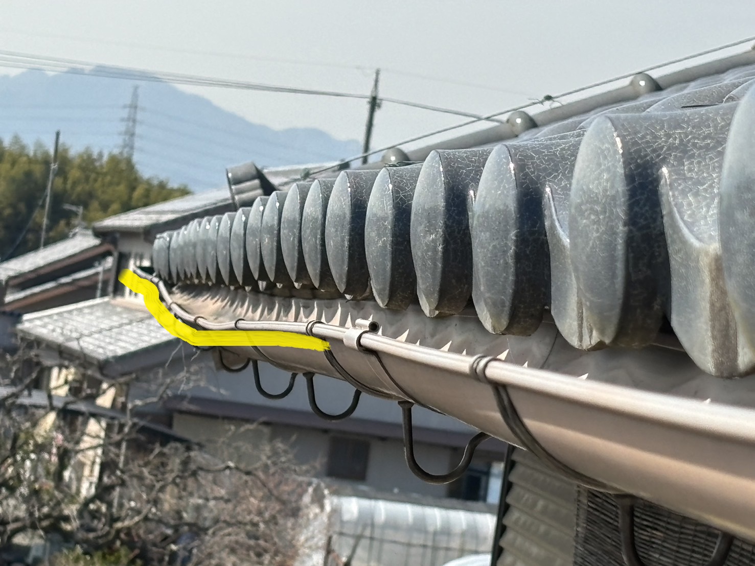 2階屋根の軒樋(のきどい)落雪により変形した状態