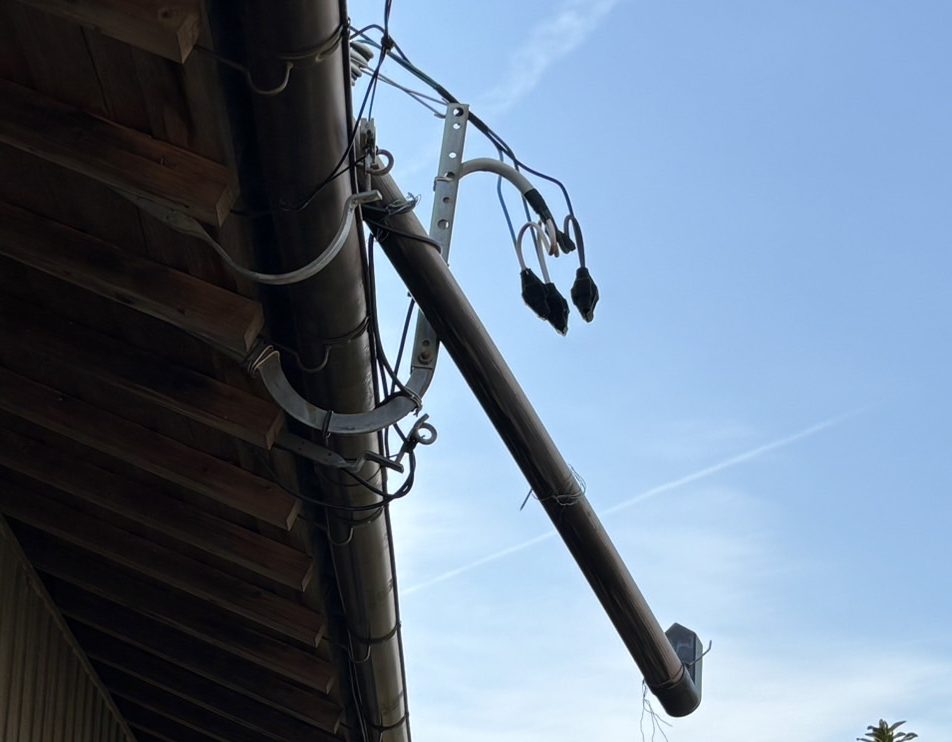 四日市市にて落雪により落ちかけた這樋(はいどい)下から撮影