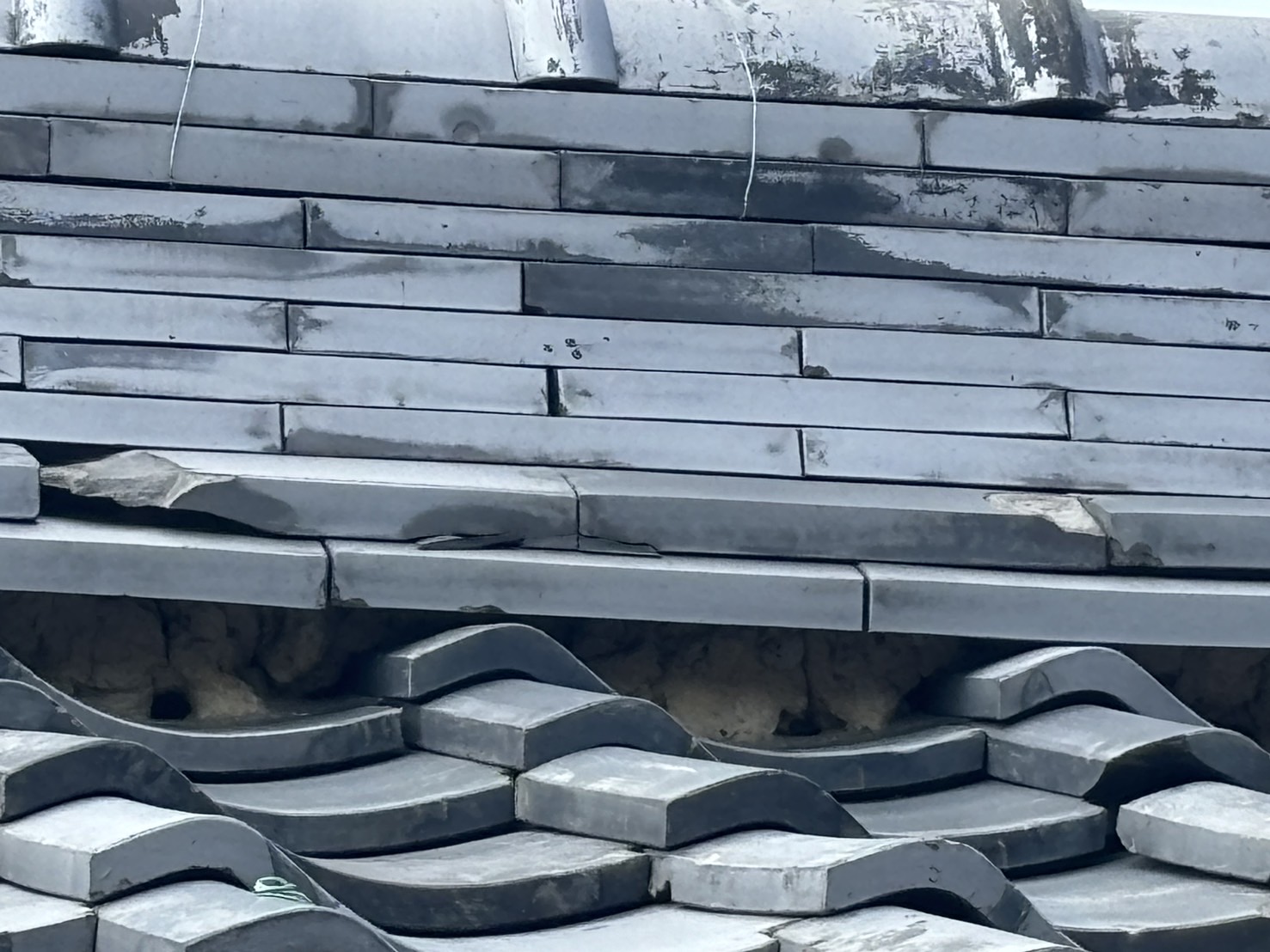 四日市市の瓦屋根、棟瓦のし瓦の割れた状況拡大