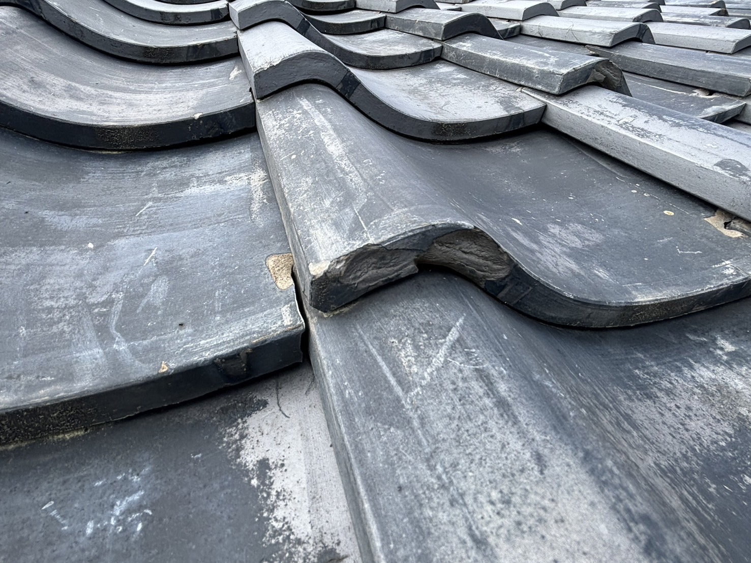 四日市市の瓦屋根、凍て割れの状況