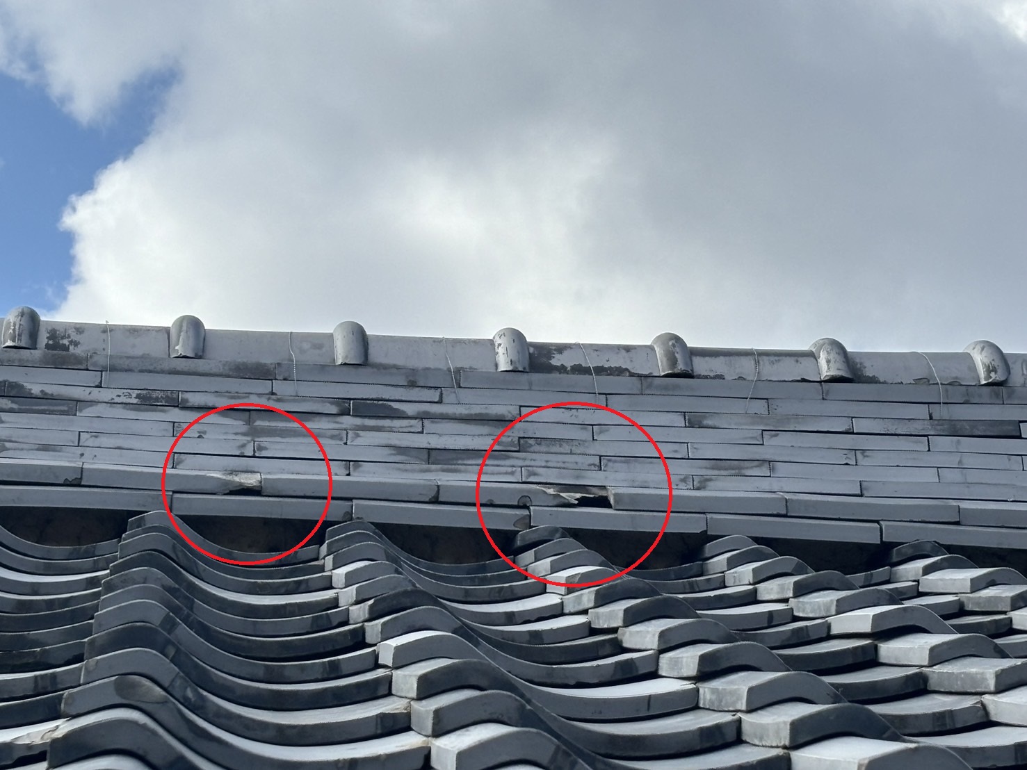 四日市市の瓦屋根、棟瓦のし瓦の割れた状況