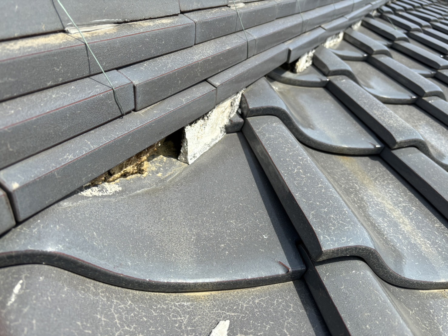 四日市市桜花台の宝形瓦屋根の漆喰劣化状況