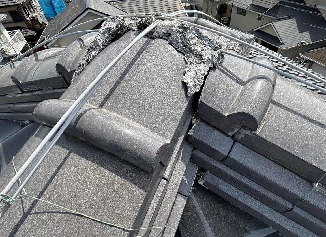 四日市市にて方形瓦屋根の登頂部、漆喰劣化状況2