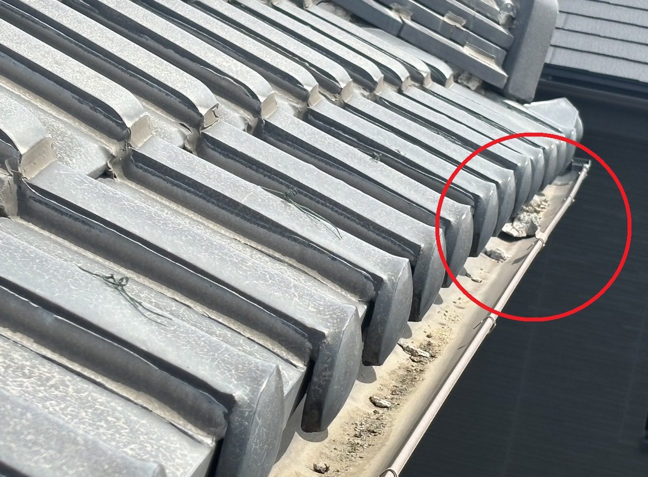 四日市市にて屋根瓦点検、雨樋にしっくいの剥がれた破片