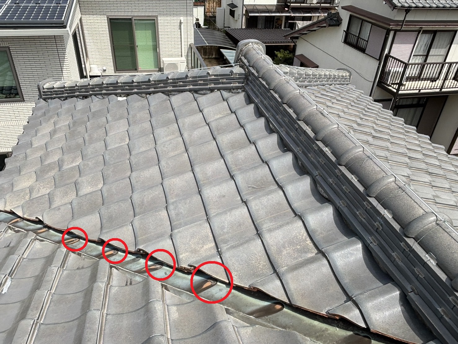 四日市市にて屋根瓦の谷樋板金劣化で穴が開いた状態