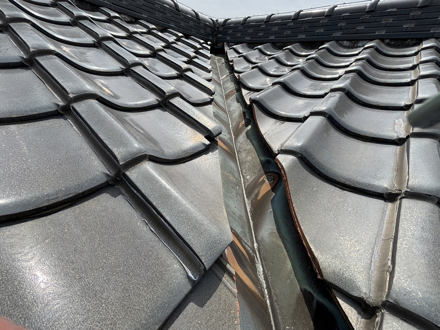 四日市市にて屋根瓦の谷樋板金(銅製)劣化で穴が開いた谷樋