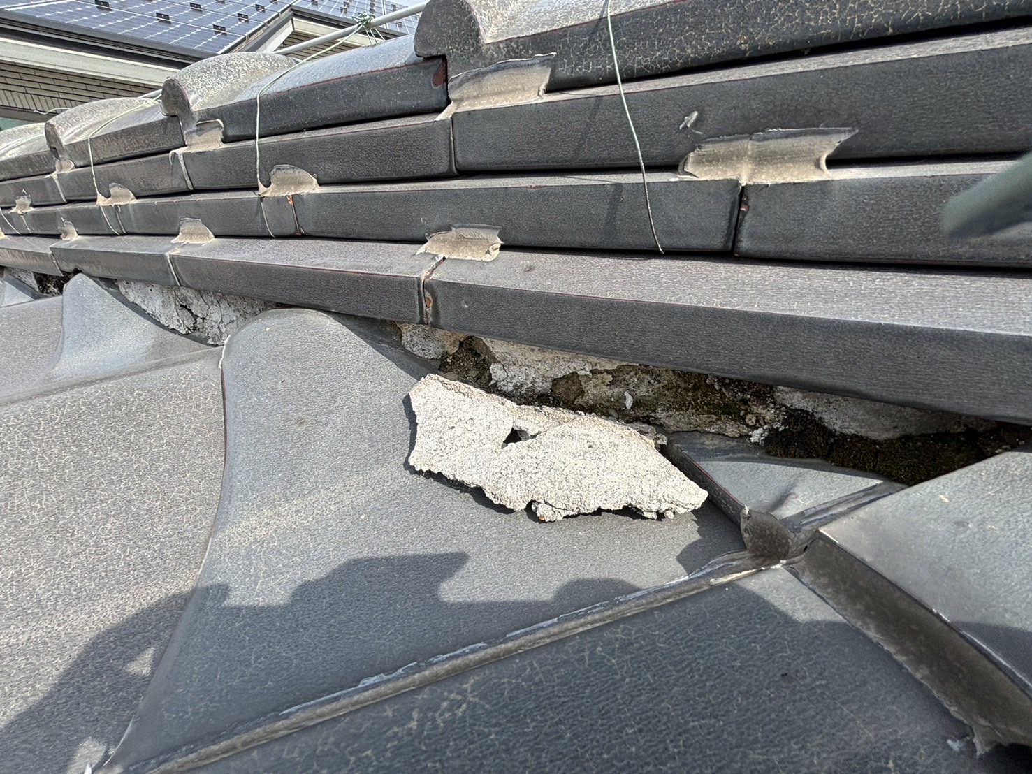 四日市市にて屋根瓦点検、漆喰(しっくい)が剥がれ状態