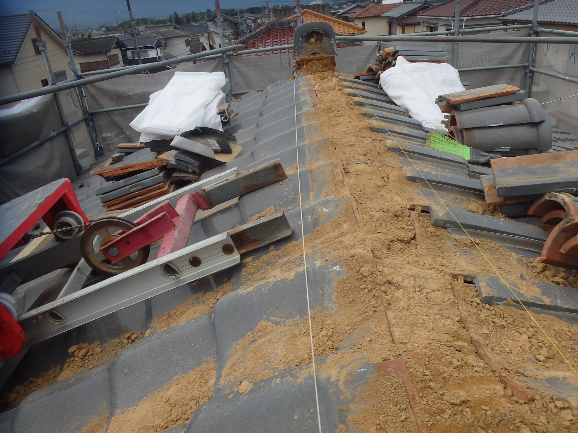 四日市市の瓦屋根から雨漏りで、棟瓦取り直し工事、糸張り状況