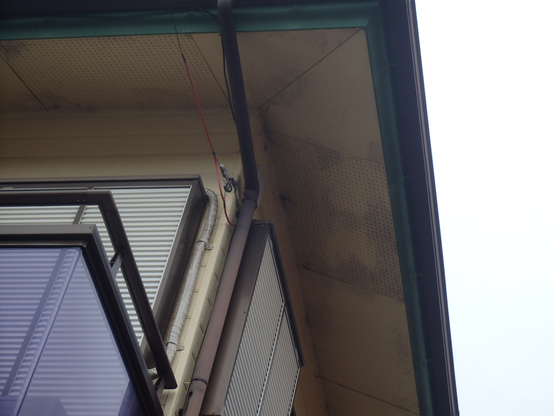 鈴鹿市のお宅、軒天の汚れ状況2